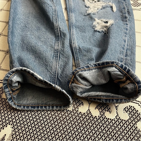 American Eagle high-rise distressed mom Jean size 8 - Picture 9 of 11